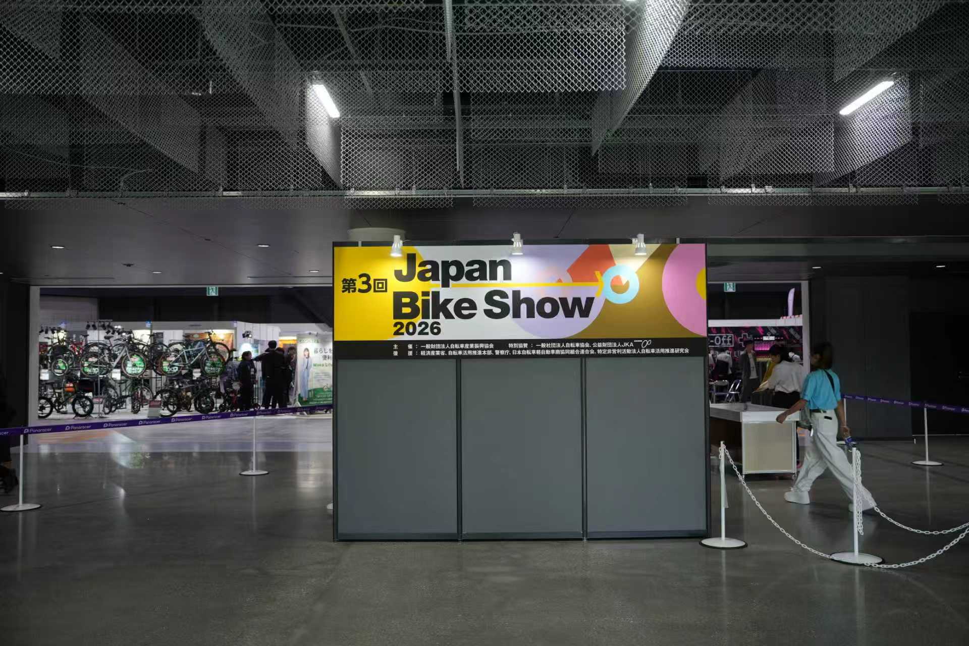 展示車両を見ながら仕様を確認する来場者