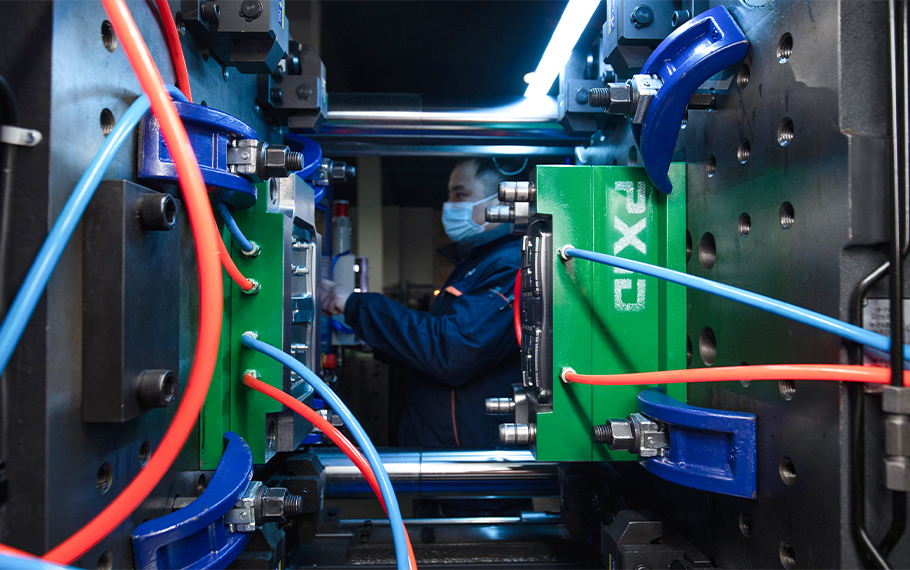 PXIDは、金型製造から開発までの一貫した体制と設備を有し、迅速な量産を実現します。